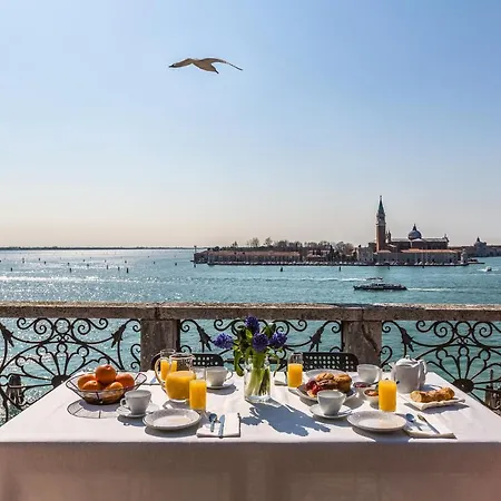 Ca' Del Santo Canal View And Terrace Apartament